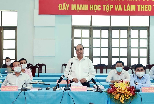 Le président Nguyen Xuan Phuc en tournée dans les districts de Cu Chi et Hoc Mon